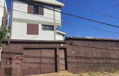 Imagem: A casa possui 4 Dormitórios, 3 Banheiros, 4 Vagas na garagem