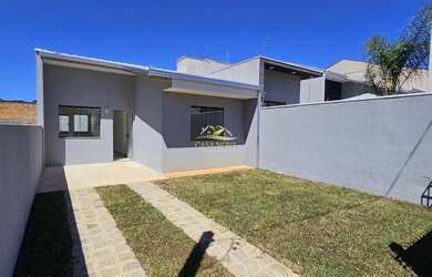 Imagem: A casa possui 3 Dormitórios, 1 Banheiro, 1 Vaga na garagem