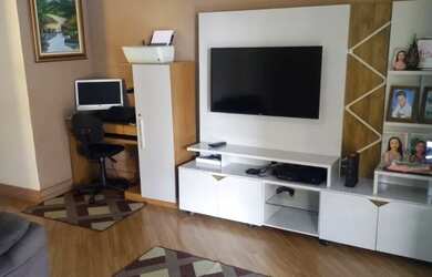 Imagem: A casa possui 3 Dormitórios, 1 Banheiro, 2 Vagas na garagem