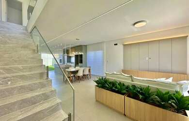 Imagem: A casa possui 3 Dormitórios, 3 Banheiros, 2 Vagas na garagem