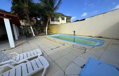 Imagem: A casa possui 3 Dormitórios, Acomodam 15 pessoas, 3 Vagas na