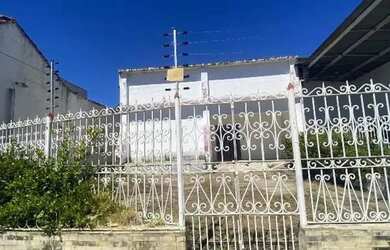 Imagem: A casa possui 5 Dormitórios, 3 Banheiros e 810m² de Área