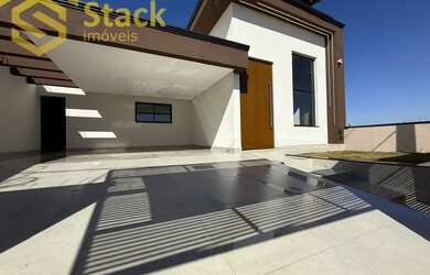 Imagem: A casa possui 3 Dormitórios, 3 Banheiros, 4 Vagas na garagem