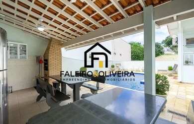 Imagem: A casa possui 4 Dormitórios, 5 Banheiros, 4 Vagas na garagem