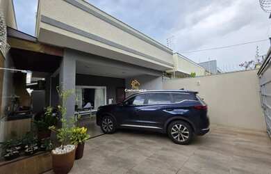 Imagem: A casa possui 3 Dormitórios, 3 Banheiros, 2 Vagas na garagem