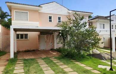 Imagem: A casa possui 3 Dormitórios, 3 Banheiros, 2 Vagas na garagem