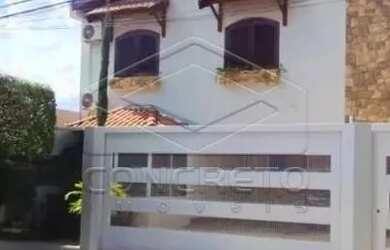 Imagem: A casa possui 4 Dormitórios, 2 Banheiros, 4 Vagas na garagem