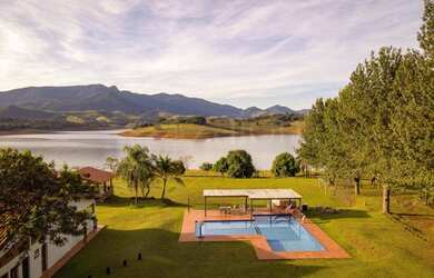 Imagem 12: Pé na água na represa de Piracaia, com ótima topografia, bairro de...