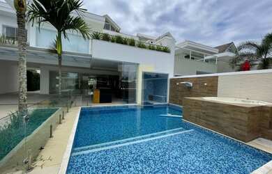 Imagem: A casa possui 4 Dormitórios, 5 Banheiros, 3 Vagas na garagem