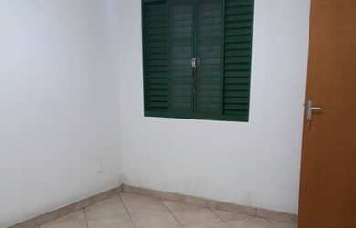 Imagem: A casa possui 4 Dormitórios, 2 Banheiros, 180m² de Área e