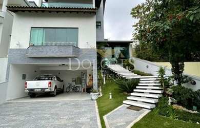 Imagem: A casa em condomínio e possui Dormitórios, Suítes, Banheiros