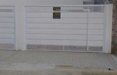 Imagem: A casa possui 2 Dormitórios, 1 Banheiro, 2 Vagas na garagem