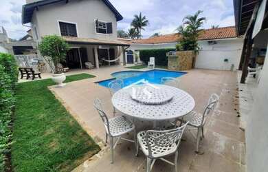 Imagem: A casa possui 4 Dormitórios, 4 Banheiros, 215m² de Área