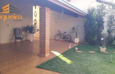 Imagem: A casa possui 3 Dormitórios, 1 Banheiro, 2 Vagas na garagem