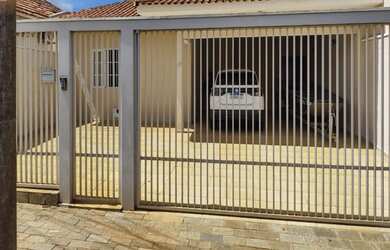 Imagem: A casa possui 3 Dormitórios, 3 Banheiros, 206m² de Área e