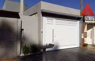 Imagem: A casa possui 3 Dormitórios, 2 Banheiros, 2 Vagas na garagem