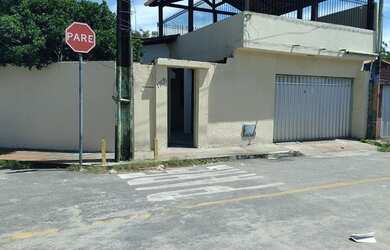 Imagem: A casa possui 5 Dormitórios, 3 Banheiros, 3 Vagas na garagem