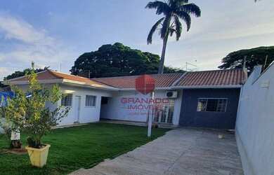 Imagem: A casa possui 2 Dormitórios, 2 Banheiros, 2 Vagas na garagem