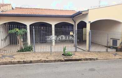 Imagem: A casa possui 3 Dormitórios, 1 Banheiro, 1 Vaga na garagem