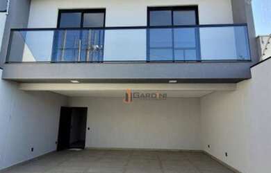 Imagem: A casa possui 3 Dormitórios, 3 Banheiros, 5 Vagas na garagem