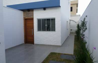 Imagem: A casa possui 2 Dormitórios, 1 Banheiro, 2 Vagas na garagem