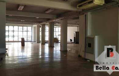 Imagem: O depósito possui 5 Vagas na garagem, 447m² de Área e está