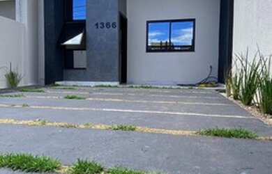 Imagem: A casa possui 3 Dormitórios, 2 Banheiros, 2 Vagas na garagem