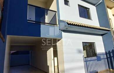 Imagem: A casa possui 3 Dormitórios, 1 Banheiro, 2 Vagas na garagem