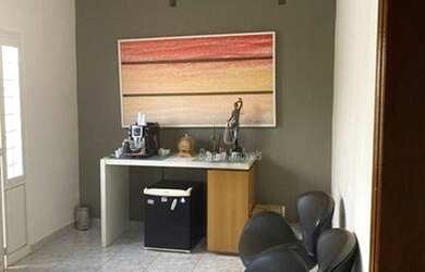 Imagem: O depósito possui 3 Vagas na garagem, 273-0m² de Área e está