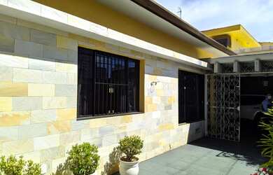 Imagem: A casa possui 3 Dormitórios, 3 Banheiros, 2 Vagas na garagem