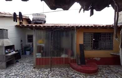 Imagem: A casa possui 4 Dormitórios, 2 Banheiros, 5 Vagas na garagem