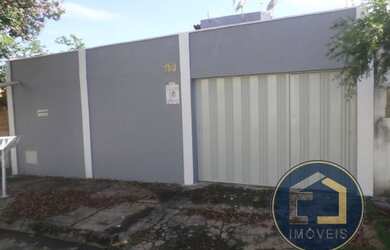 Imagem: A casa possui 3 Dormitórios, 2 Banheiros, 3 Vagas na garagem