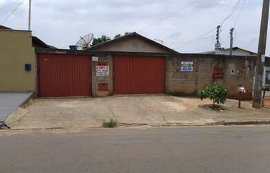 Imagem: A casa possui 2 Dormitórios, 1 Banheiro, 2 Vagas na garagem