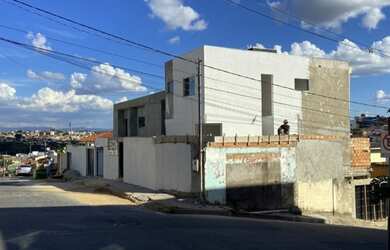 Imagem: A casa possui 3 Dormitórios, 2 Banheiros, 1 Vaga na garagem