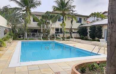 Imagem: A casa em condomínio possui 4 Dormitórios, 4 Banheiros, 5