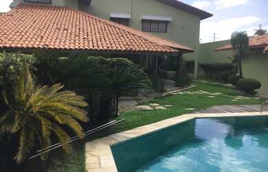 Imagem: A casa possui 4 Dormitórios, 5 Banheiros, 4 Vagas na garagem