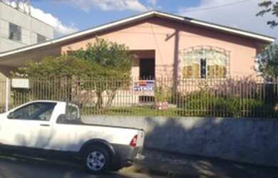 Imagem: A casa possui 5 Dormitórios, 3 Banheiros, 3 Vagas na garagem