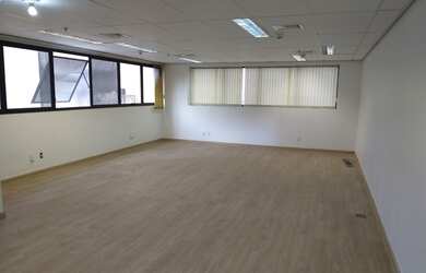 Imagem: O depósito possui 1 Vaga na garagem e 49m² de Área e está