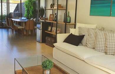 Imagem: A casa possui 4 Dormitórios, 5 Banheiros, 2 Vagas na garagem