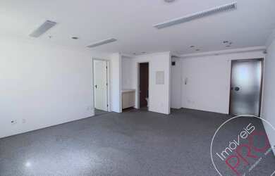 Imagem: O depósito possui 3 Vagas na garagem e 106m² de Área e está