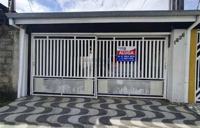 Imagem: A casa possui 3 Dormitórios, 2 Banheiros, 1 Vaga na garagem