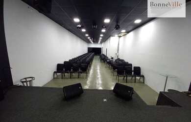 Imagem: O depósito possui 3 Vagas na garagem e 600m² de Área e está