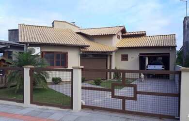 Imagem: A casa possui 3 Dormitórios, 1 Banheiro, 1 Vaga na garagem