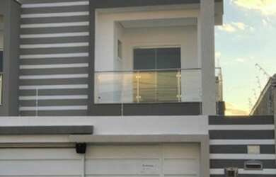 Imagem: A casa possui 4 Dormitórios, 2 Banheiros, 4 Vagas na garagem