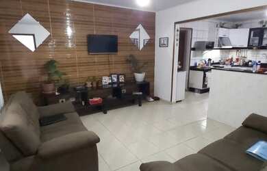 Imagem: A casa possui 2 Dormitórios, 1 Banheiro, 1 Vaga na garagem