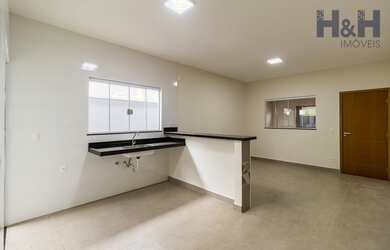 Imagem: A casa possui 2 Dormitórios, 2 Banheiros, 2 Vagas na garagem