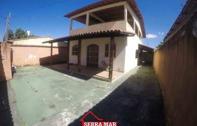 Imagem: A casa possui 3 Dormitórios, 1 Banheiro, 3 Vagas na garagem