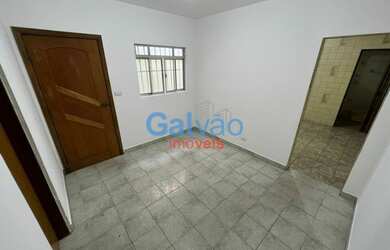 Imagem: A casa possui 2 Dormitórios, 2 Banheiros, 2 Vagas na garagem