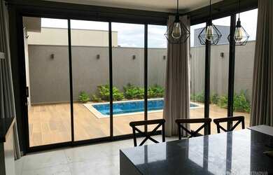 Imagem: A casa em condomínio possui 3 Dormitórios, 3 Banheiros, 2