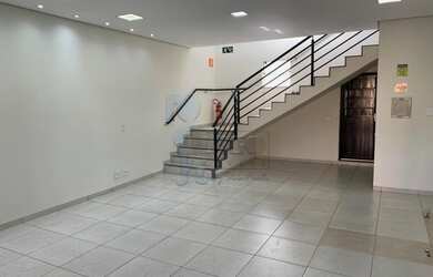 Imagem: O depósito possui 2 Vagas na garagem, 100m² de Área e está